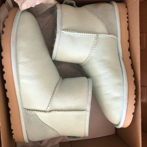 New UGG classic mini aqua blue. Too small for me, doesn’t fit . Size 7